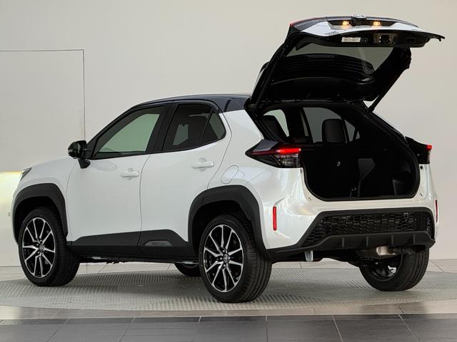 ヤリスクロス ＧＲスポーツ　【内装ブラック＆ツートン】　８インチコネクテットナビ　パノラミックビューモニター　ブラインドスポットモニター　ステアリングヒーター＆シートヒーター　ハンズフリーパワーバックドア　ＧＲ純正１８インチＡＷ（16枚目）