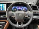 本革巻きステアリング&ステアリングスイッチで運転中の操作も楽ですね。