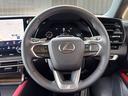 本革巻きステアリング&ステアリングスイッチで運転中の操作も楽ですね。
