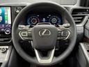 本革巻きステアリング&ステアリングスイッチで運転中の操作も楽ですね。