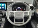 本革巻きステアリング&ステアリングスイッチで運転中の操作も楽ですね。