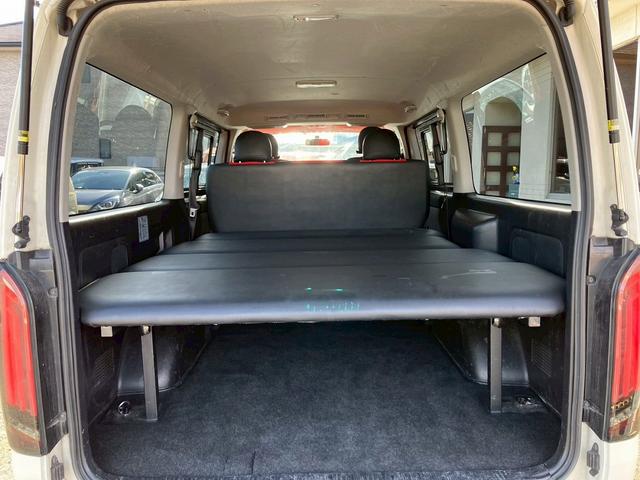レジアスエースバン ロングスーパーＧＬ　フルフラットベットキッド　フロントエアロ　赤×黒ツートンレザー調シートカバー　ケンウッドナビ　フルセグＴＶ　Ｂｌｕｅｔｏｏｔｈ接続　社外ヘッドライト・テールライト　ＡＵＴＯライト　ＥＴＣ（5枚目）