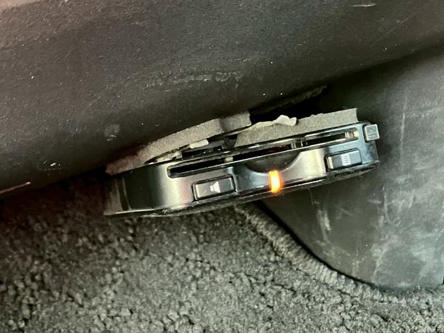 レジアスエースバン ロングスーパーＧＬ　フルフラットベットキッド　フロントエアロ　赤×黒ツートンレザー調シートカバー　ケンウッドナビ　フルセグＴＶ　Ｂｌｕｅｔｏｏｔｈ接続　社外ヘッドライト・テールライト　ＡＵＴＯライト　ＥＴＣ（7枚目）