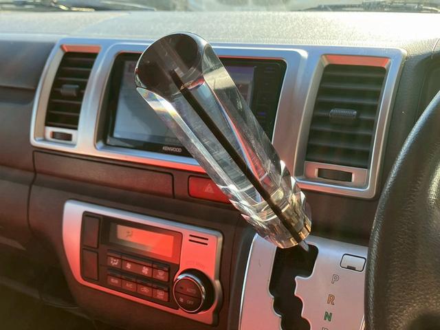 レジアスエースバン ロングスーパーＧＬ　フルフラットベットキッド　フロントエアロ　赤×黒ツートンレザー調シートカバー　ケンウッドナビ　フルセグＴＶ　Ｂｌｕｅｔｏｏｔｈ接続　社外ヘッドライト・テールライト　ＡＵＴＯライト　ＥＴＣ（8枚目）