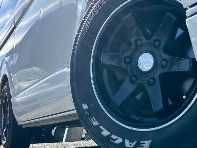 レジアスエースバン ロングスーパーＧＬ　フルフラットベットキッド　フロントエアロ　赤×黒ツートンレザー調シートカバー　ケンウッドナビ　フルセグＴＶ　Ｂｌｕｅｔｏｏｔｈ接続　社外ヘッドライト・テールライト　ＡＵＴＯライト　ＥＴＣ（19枚目）