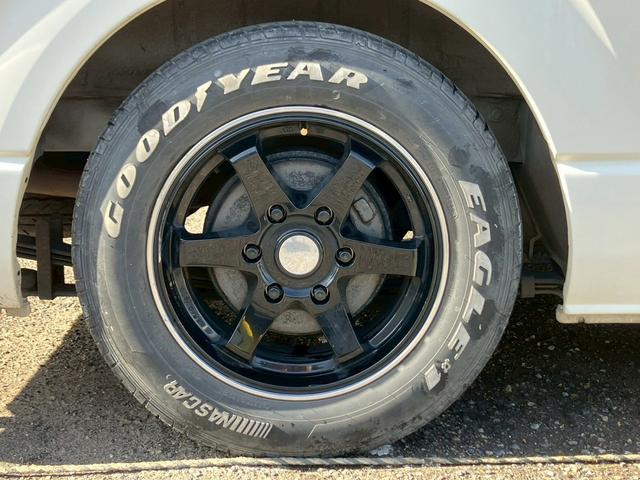 レジアスエースバン ロングスーパーＧＬ　フルフラットベットキッド　フロントエアロ　赤×黒ツートンレザー調シートカバー　ケンウッドナビ　フルセグＴＶ　Ｂｌｕｅｔｏｏｔｈ接続　社外ヘッドライト・テールライト　ＡＵＴＯライト　ＥＴＣ（30枚目）