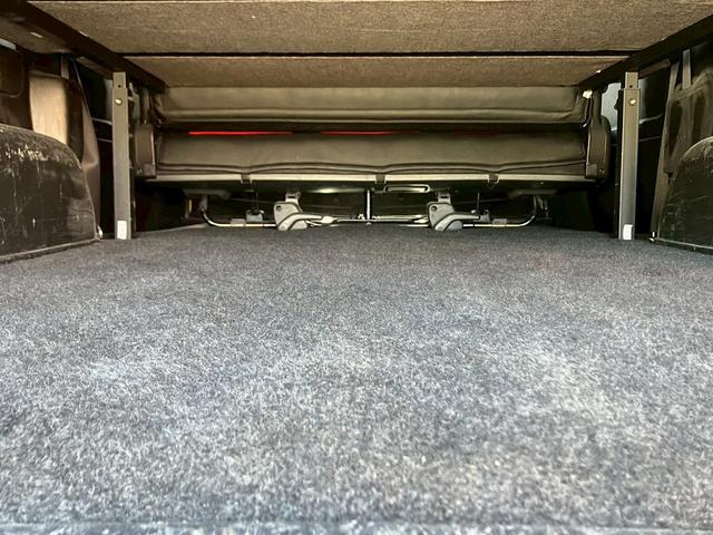 レジアスエースバン ロングスーパーＧＬ　フルフラットベットキッド　フロントエアロ　赤×黒ツートンレザー調シートカバー　ケンウッドナビ　フルセグＴＶ　Ｂｌｕｅｔｏｏｔｈ接続　社外ヘッドライト・テールライト　ＡＵＴＯライト　ＥＴＣ（33枚目）