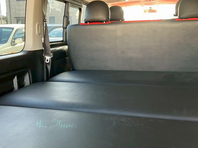 レジアスエースバン ロングスーパーＧＬ　フルフラットベットキッド　フロントエアロ　赤×黒ツートンレザー調シートカバー　ケンウッドナビ　フルセグＴＶ　Ｂｌｕｅｔｏｏｔｈ接続　社外ヘッドライト・テールライト　ＡＵＴＯライト　ＥＴＣ（35枚目）