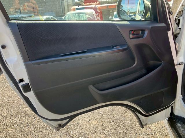 レジアスエースバン ロングスーパーＧＬ　フルフラットベットキッド　フロントエアロ　赤×黒ツートンレザー調シートカバー　ケンウッドナビ　フルセグＴＶ　Ｂｌｕｅｔｏｏｔｈ接続　社外ヘッドライト・テールライト　ＡＵＴＯライト　ＥＴＣ（39枚目）