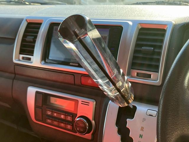 レジアスエースバン ロングスーパーＧＬ　フルフラットベットキッド　フロントエアロ　赤×黒ツートンレザー調シートカバー　ケンウッドナビ　フルセグＴＶ　Ｂｌｕｅｔｏｏｔｈ接続　社外ヘッドライト・テールライト　ＡＵＴＯライト　ＥＴＣ（65枚目）