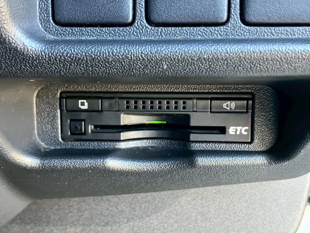 ハイエースバン ロングスーパーＧＬ　社外ナビ　バックカメラ　デジタルインナーミラー型ドラレコ　小窓付き　レザー調シートカバー　ＥＴＣ　両側スライドドア　マッドフラップ　Ｂｌｕｅｔｏｏｔｈ接続可　ターボ　ホワイトパールクリスタルシャイン（6枚目）