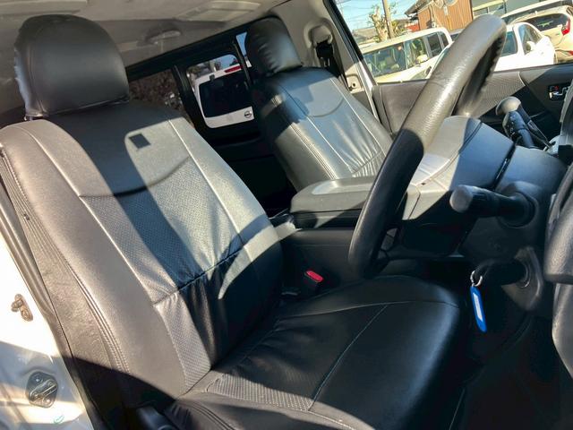 ハイエースバン ロングスーパーＧＬ　社外ナビ　バックカメラ　デジタルインナーミラー型ドラレコ　小窓付き　レザー調シートカバー　ＥＴＣ　両側スライドドア　マッドフラップ　Ｂｌｕｅｔｏｏｔｈ接続可　ターボ　ホワイトパールクリスタルシャイン（9枚目）