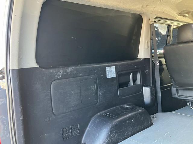 ハイエースバン ロングスーパーＧＬ　社外ナビ　バックカメラ　デジタルインナーミラー型ドラレコ　小窓付き　レザー調シートカバー　ＥＴＣ　両側スライドドア　マッドフラップ　Ｂｌｕｅｔｏｏｔｈ接続可　ターボ　ホワイトパールクリスタルシャイン（42枚目）