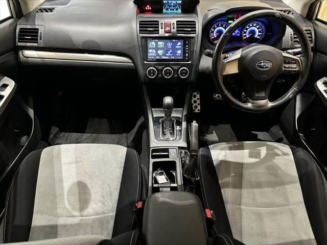 ＸＶハイブリッド ２．０ｉ－Ｌ　アイサイト　４ＷＤ　純正ＳＤナビ　バックカメラ　レーダークルーズコントロール　衝突軽減ブレーキ　パワーシート　ＥＴＣ　ブルートゥース　フルセグＴＶ　ＥＴＣ　ＭＴモード付　純正１７インチアルミホイール　スマートキー（3枚目）