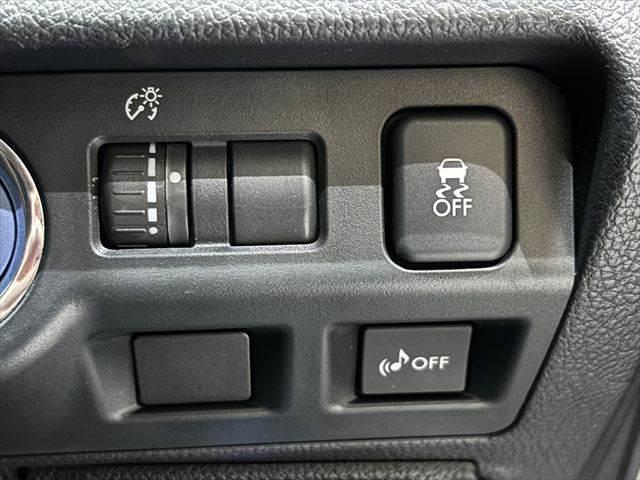 ＸＶハイブリッド ２．０ｉ－Ｌ　アイサイト　４ＷＤ　純正ＳＤナビ　バックカメラ　レーダークルーズコントロール　衝突軽減ブレーキ　パワーシート　ＥＴＣ　ブルートゥース　フルセグＴＶ　ＥＴＣ　ＭＴモード付　純正１７インチアルミホイール　スマートキー（7枚目）