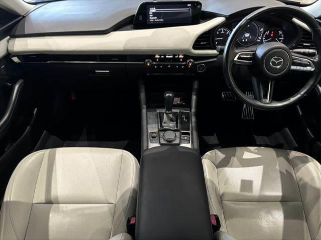 ＭＡＺＤＡ３セダン ＸＤ　Ｌパッケージ　ＢＯＳＥサウンド　白革シート　アイアクティブセンス　全周囲カメラ　ステアリングヒーター　禁煙車　純正８．８インチナビ　レーダークルーズコントロール　フルセグＴＶ　Ｂｌｕｅｔｏｏｔｈ　パワーシート（3枚目）