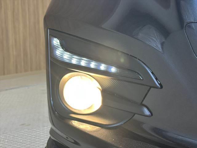 インプレッサＧ４ ２．０ｉ－Ｓアイサイト　アイサイト　ＳＴＩエアロ　メモリーナビ　レーダークルーズコントロール　ＢＳＭ　禁煙車　フルセグＴＶ　Ｂｌｕｅｔｏｏｔｈ対応　ＨＩＤヘッドライト　純正１８インチアルミホイール　４ＷＤ　ＭＴモード付ＡＴ（12枚目）