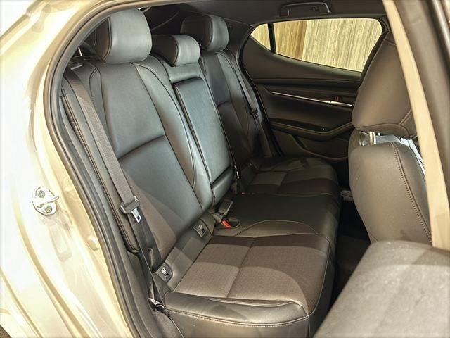 ＭＡＺＤＡ３ファストバック ＸＤプロアクティブ　ツーリングセレクション　４ＷＤ　ディーゼル　ＢＯＳＥサウンド　純正ＳＤナビ　全方位カメラ　レーダークルーズ　シートヒーター　衝突軽減ブレーキ　禁煙車　パワーシート　ブルートゥース　フルセグＴＶ　ＥＴＣ　ＬＥＤヘッドライト（10枚目）