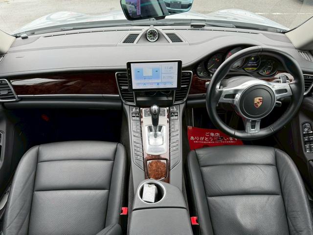 パナメーラ S E-ハイブリッド ユーザー様買取車両 スポーツクロノパッケージ 後期型 正規ディーラー車 サラウンドビューシステム LEDヘッドライト ダイナミックライトシステムプラス エントリードライブシステム  本革シート(3枚目)
