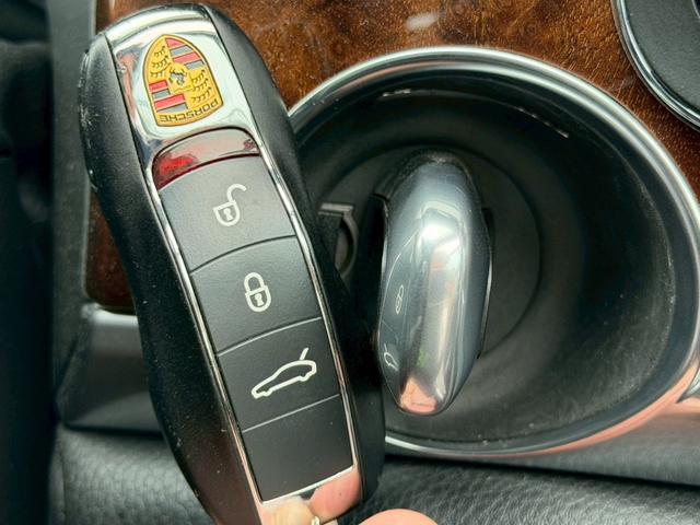 パナメーラ S E-ハイブリッド ユーザー様買取車両 スポーツクロノパッケージ 後期型 正規ディーラー車 サラウンドビューシステム LEDヘッドライト ダイナミックライトシステムプラス エントリードライブシステム  本革シート(11枚目)