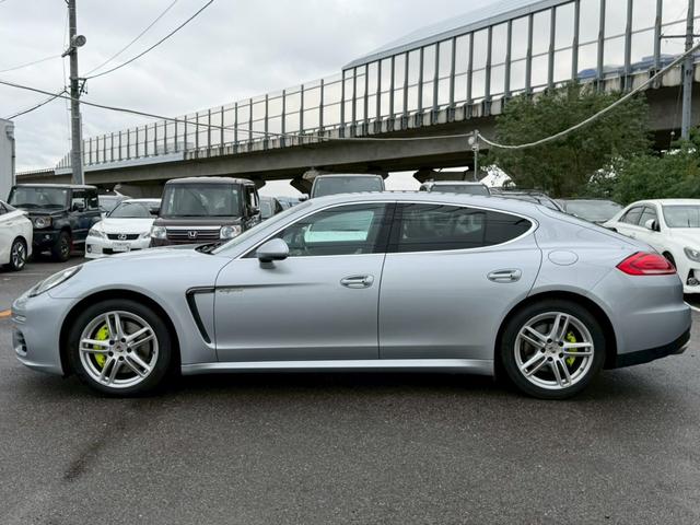 パナメーラ S E-ハイブリッド ユーザー様買取車両 スポーツクロノパッケージ 後期型 正規ディーラー車 サラウンドビューシステム LEDヘッドライト ダイナミックライトシステムプラス エントリードライブシステム  本革シート(17枚目)