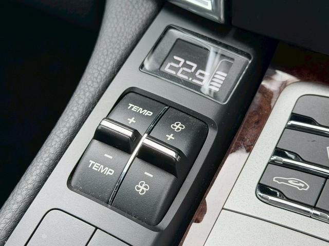 パナメーラ S E-ハイブリッド ユーザー様買取車両 スポーツクロノパッケージ 後期型 正規ディーラー車 サラウンドビューシステム LEDヘッドライト ダイナミックライトシステムプラス エントリードライブシステム  本革シート(39枚目)