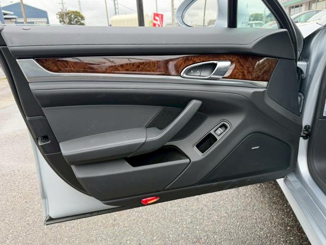 パナメーラ S E-ハイブリッド ユーザー様買取車両 スポーツクロノパッケージ 後期型 正規ディーラー車 サラウンドビューシステム LEDヘッドライト ダイナミックライトシステムプラス エントリードライブシステム  本革シート(49枚目)