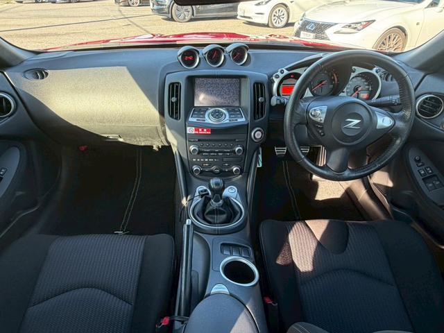フェアレディＺ ベースグレード　禁煙車　６ＭＴ　ワンオーナー　屋内保管　ディーラーメンテ　純正ＨＤＤナビ　Ｂｌｕｅｔｏｏｔｈオーディオ　インテリジェントキー　ＨＩＤヘッドライト　オートヘッドライト　フルノーマル　ＥＴＣ（3枚目）