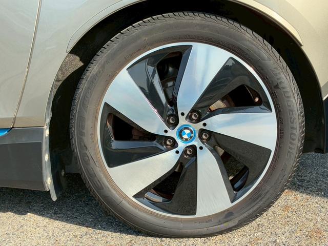 ｉ３ ロッジ　レンジ・エクステンダー装備車　中期モデル　３３．３ｋＷｈ　サーマルマネジメントパッケージ　ｈａｒｍａｎｋａｒｄｏｎスピーカー　ＤＲ記録簿　純正１９インチＡＷ　ＬＥＤヘッド　レーダークルーズコントロール　ドライビングアシスト＋（22枚目）