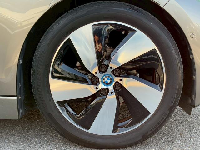 ｉ３ ロッジ　レンジ・エクステンダー装備車　中期モデル　３３．３ｋＷｈ　サーマルマネジメントパッケージ　ｈａｒｍａｎｋａｒｄｏｎスピーカー　ＤＲ記録簿　純正１９インチＡＷ　ＬＥＤヘッド　レーダークルーズコントロール　ドライビングアシスト＋（23枚目）