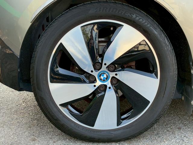 ｉ３ ロッジ　レンジ・エクステンダー装備車　中期モデル　３３．３ｋＷｈ　サーマルマネジメントパッケージ　ｈａｒｍａｎｋａｒｄｏｎスピーカー　ＤＲ記録簿　純正１９インチＡＷ　ＬＥＤヘッド　レーダークルーズコントロール　ドライビングアシスト＋（24枚目）