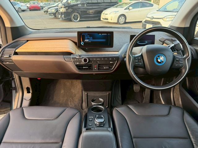 i3 ベースグレード 禁煙車 スイートインテリアレザーシート LEDヘッドライト シートヒーター 純正19インチオプションアルミホイール アダプティブクルーズコントロール Bluetoothオーディオ ETC(3枚目)