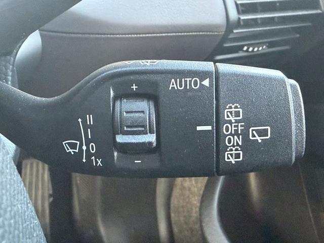 i3 ベースグレード 禁煙車 スイートインテリアレザーシート LEDヘッドライト シートヒーター 純正19インチオプションアルミホイール アダプティブクルーズコントロール Bluetoothオーディオ ETC(61枚目)