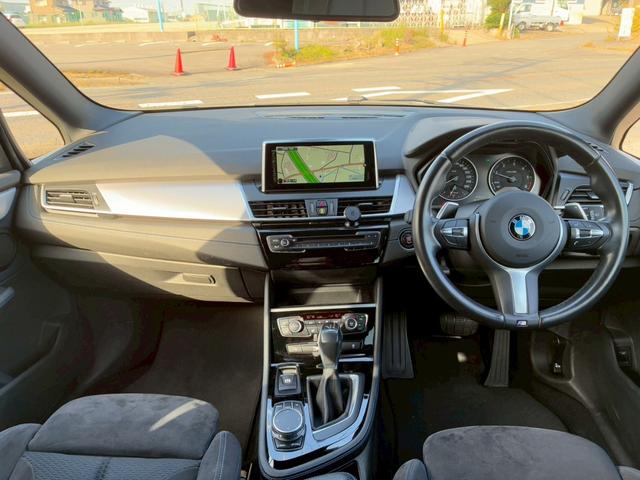 ２シリーズ ２１８ｄグランツアラー　Ｍスポーツ　禁煙車　衝突軽減　コンフォートＰＫＧ　３列シート　メーカーナビ　バックカメラ　フルセグＴＶ　パワーバックドア　ミラー内蔵ＥＴＣ　ＬＥＤヘッドライト　フロントフォグランプ　Ｂｌｕｅｔｏｏｔｈオーディオ（3枚目）