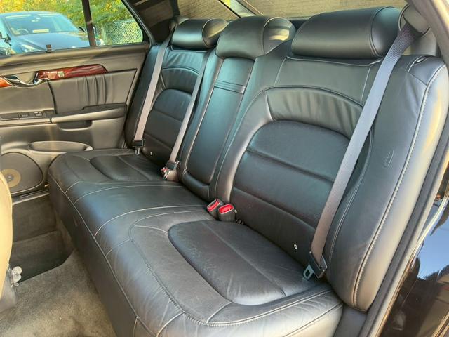 キャデラックドゥビル ＤＨＳ　最終モデル　正規ディーラー車　禁煙車　カロッツェリアナビ　フルセグＴＶ　黒革シート　シートヒーター　シートクーラー　クルーズコントロール　ステアリングヒーター　Ｂｌｕｅｔｏｏｔｈオーディオ　ＥＴＣ（7枚目）