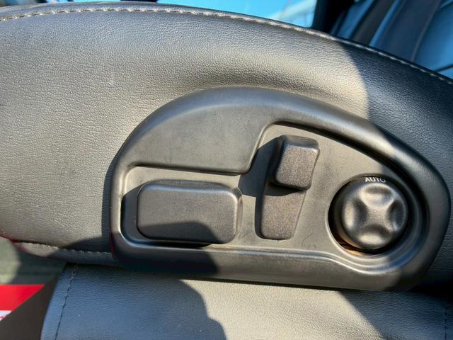 キャデラックドゥビル ＤＨＳ　最終モデル　正規ディーラー車　禁煙車　カロッツェリアナビ　フルセグＴＶ　黒革シート　シートヒーター　シートクーラー　クルーズコントロール　ステアリングヒーター　Ｂｌｕｅｔｏｏｔｈオーディオ　ＥＴＣ（8枚目）