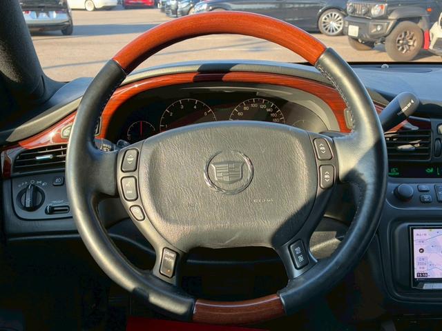 キャデラックドゥビル ＤＨＳ　最終モデル　正規ディーラー車　禁煙車　カロッツェリアナビ　フルセグＴＶ　黒革シート　シートヒーター　シートクーラー　クルーズコントロール　ステアリングヒーター　Ｂｌｕｅｔｏｏｔｈオーディオ　ＥＴＣ（55枚目）