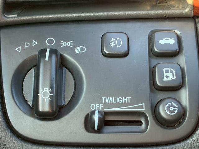 キャデラックドゥビル ＤＨＳ　最終モデル　正規ディーラー車　禁煙車　カロッツェリアナビ　フルセグＴＶ　黒革シート　シートヒーター　シートクーラー　クルーズコントロール　ステアリングヒーター　Ｂｌｕｅｔｏｏｔｈオーディオ　ＥＴＣ（60枚目）