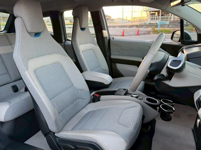 ｉ３ レンジ・エクステンダー装備車　禁煙車　アダプティブクルーズコントロール　ＬＥＤヘッドライト　オプション２０インチＡＷ　Ｂｌｕｅｔｏｏｔｈオーディオ　ルーフ？がれ無し　バックカメラ　純正ＨＤＤナビ　パーキングセンサー　ＥＴＣ（6枚目）