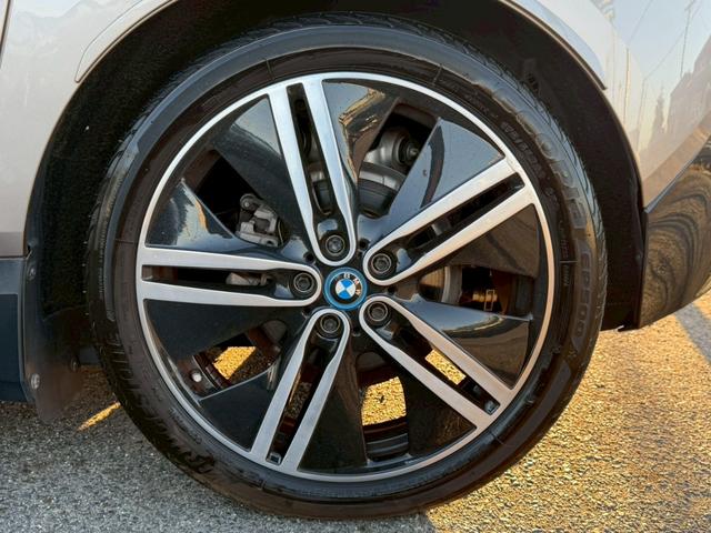 ｉ３ レンジ・エクステンダー装備車　禁煙車　アダプティブクルーズコントロール　ＬＥＤヘッドライト　オプション２０インチＡＷ　Ｂｌｕｅｔｏｏｔｈオーディオ　ルーフ？がれ無し　バックカメラ　純正ＨＤＤナビ　パーキングセンサー　ＥＴＣ（25枚目）