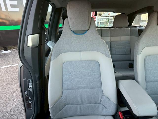 ｉ３ レンジ・エクステンダー装備車　禁煙車　アダプティブクルーズコントロール　ＬＥＤヘッドライト　オプション２０インチＡＷ　Ｂｌｕｅｔｏｏｔｈオーディオ　ルーフ？がれ無し　バックカメラ　純正ＨＤＤナビ　パーキングセンサー　ＥＴＣ（42枚目）