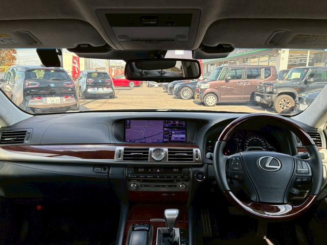 ＬＳ ＬＳ６００ｈＬ　エグゼクティブパッケージ　禁煙車　５人　黒革シート　後席センターモニター　レーダークルーズコントロール　全席シートヒ－ター　　２１２ブラック　ＢＳＭ　パワーバックドア　パーキングセンサー　三眼ＬＥＤ　レーンキーピングアシスト（3枚目）