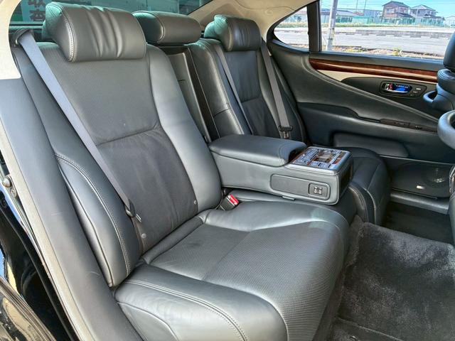 ＬＳ ＬＳ６００ｈＬ　エグゼクティブパッケージ　禁煙車　５人　黒革シート　後席センターモニター　レーダークルーズコントロール　全席シートヒ－ター　　２１２ブラック　ＢＳＭ　パワーバックドア　パーキングセンサー　三眼ＬＥＤ　レーンキーピングアシスト（7枚目）