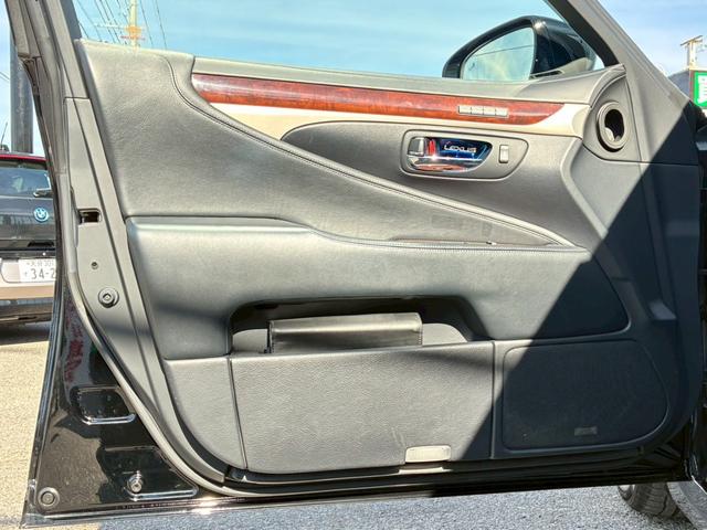 ＬＳ ＬＳ６００ｈＬ　エグゼクティブパッケージ　禁煙車　５人　黒革シート　後席センターモニター　レーダークルーズコントロール　全席シートヒ－ター　　２１２ブラック　ＢＳＭ　パワーバックドア　パーキングセンサー　三眼ＬＥＤ　レーンキーピングアシスト（37枚目）