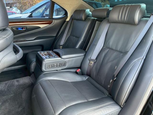 ＬＳ ＬＳ６００ｈＬ　エグゼクティブパッケージ　禁煙車　５人　黒革シート　後席センターモニター　レーダークルーズコントロール　全席シートヒ－ター　　２１２ブラック　ＢＳＭ　パワーバックドア　パーキングセンサー　三眼ＬＥＤ　レーンキーピングアシスト（42枚目）