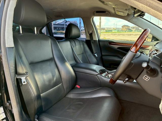 ＬＳ ＬＳ６００ｈＬ　エグゼクティブパッケージ　禁煙車　５人　黒革シート　後席センターモニター　レーダークルーズコントロール　全席シートヒ－ター　　２１２ブラック　ＢＳＭ　パワーバックドア　パーキングセンサー　三眼ＬＥＤ　レーンキーピングアシスト（43枚目）