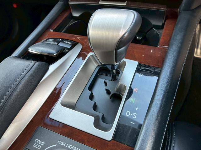 ＬＳ ＬＳ６００ｈＬ　エグゼクティブパッケージ　禁煙車　５人　黒革シート　後席センターモニター　レーダークルーズコントロール　全席シートヒ－ター　　２１２ブラック　ＢＳＭ　パワーバックドア　パーキングセンサー　三眼ＬＥＤ　レーンキーピングアシスト（55枚目）