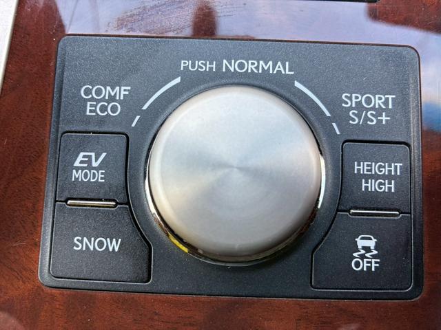 ＬＳ ＬＳ６００ｈＬ　エグゼクティブパッケージ　禁煙車　５人　黒革シート　後席センターモニター　レーダークルーズコントロール　全席シートヒ－ター　　２１２ブラック　ＢＳＭ　パワーバックドア　パーキングセンサー　三眼ＬＥＤ　レーンキーピングアシスト（57枚目）