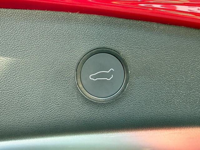 ボタン一つでリアゲートの開閉が可能な「パワーバックドア」を装備しています。