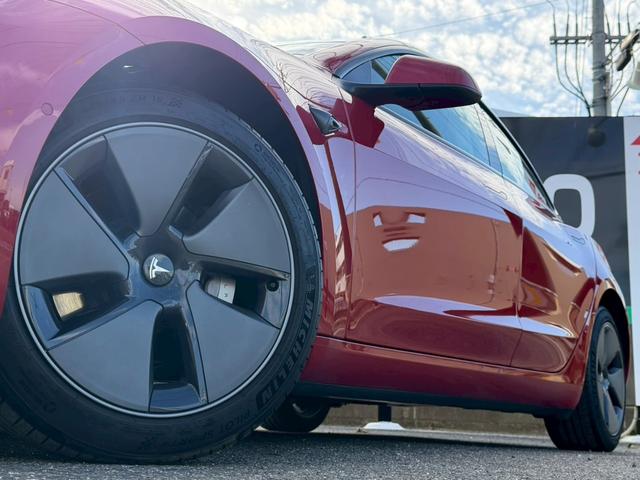 【純正１８インチアルミホイール】を装備しております。バランスのとれたアルミで高速走行も安定性が高くなっております。